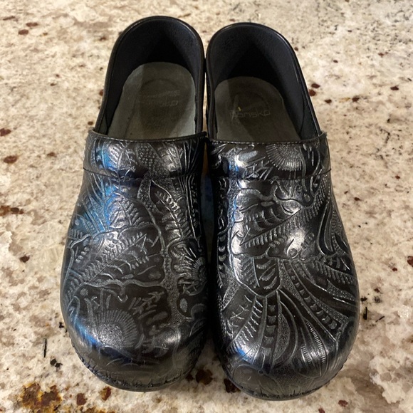 Dansko Shoes - Dansko Tooled size 40 ladies shoes
